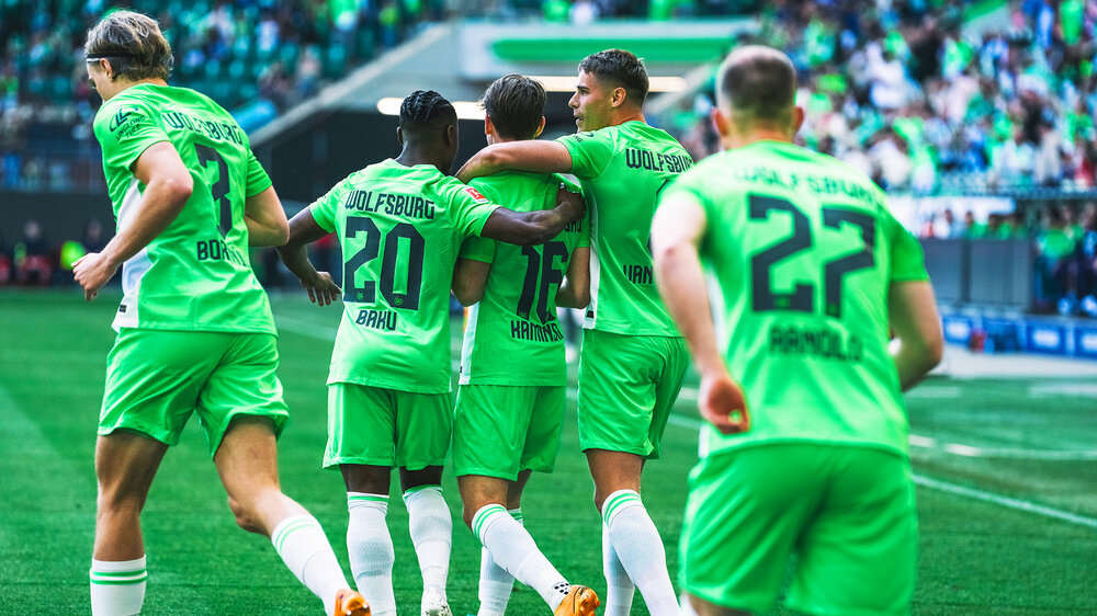 Die Spieler des VfL Wolfsburg jubeln auf dem Spielfeld der Volkswagen Arena.