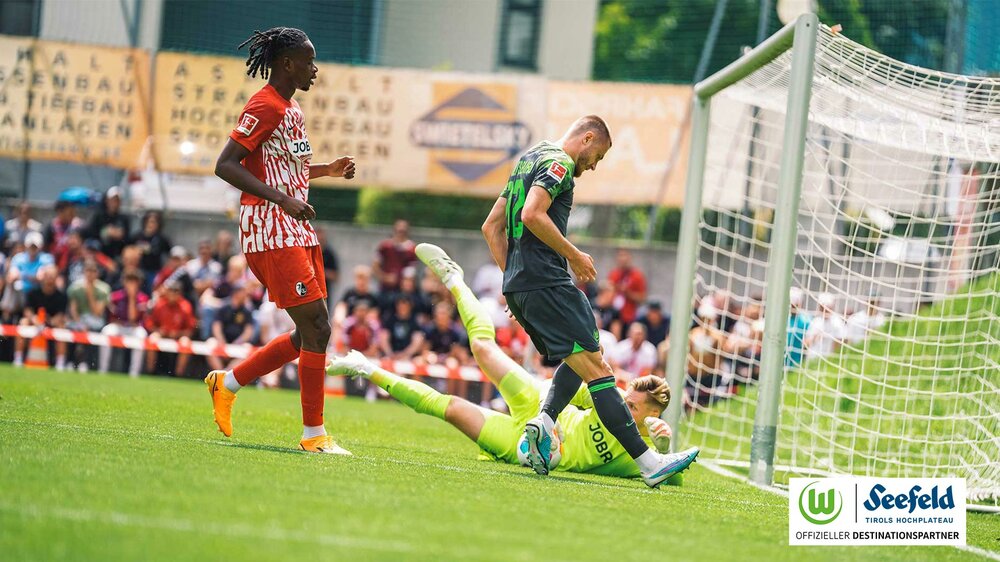 VfL-Wolfsburg-Spieler Svanberg am Ball im Testspiel gegen SC Freiburg.