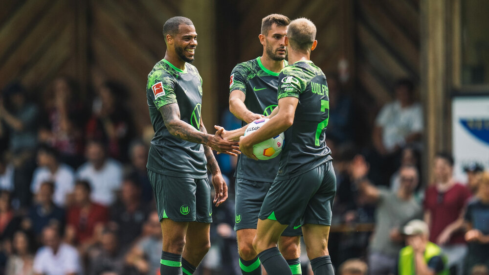 Die beiden VfL-Wolfsburg-Spieler Lukas Nmecha und Maximilian Arnold klatschen sich ab.