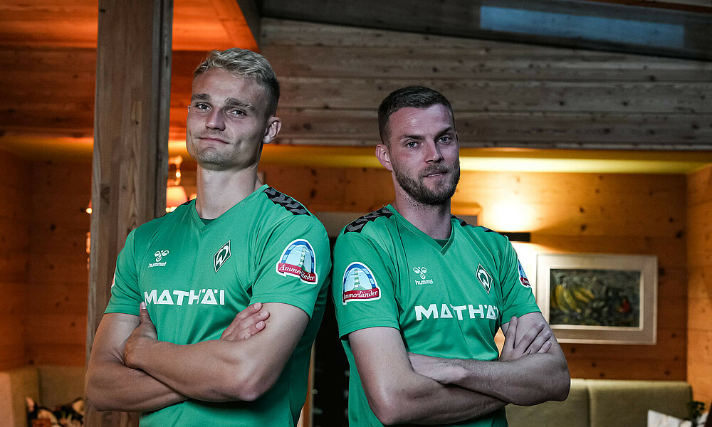 Amos Pieper and Marvin Ducksch pose for a photo in the hotel.