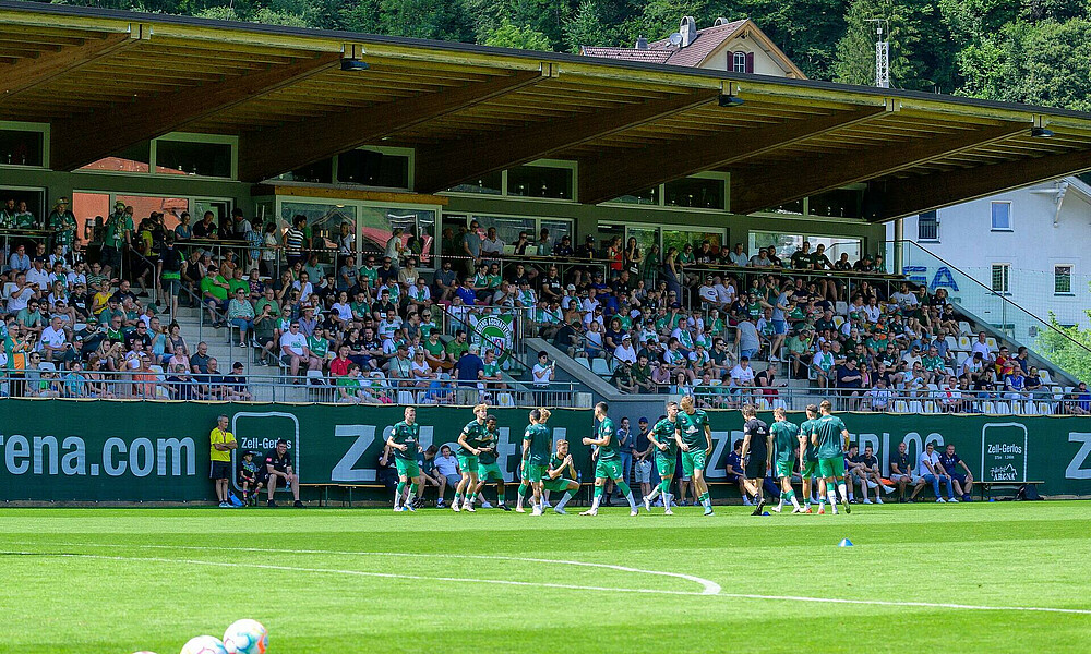 The team warming up at the Parkstadion in Zell.