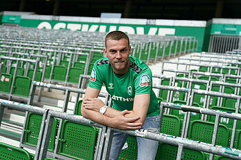 Marvin Ducksch leaning on a post in the Ostkurve.