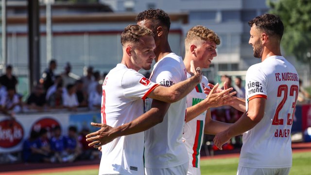 Irvin Cardona, Felix Uduokhai, Arne Engels und Maximilian Bauer beim Torjubel