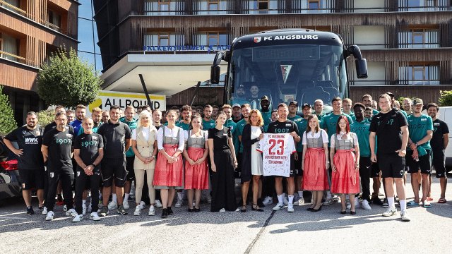 Der FCA vor dem Hotel in Schladming