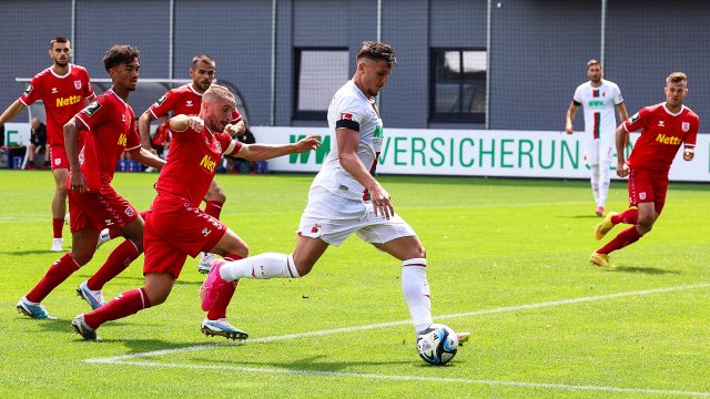 Ermedin Demirović trifft gegen Regensburg zum zwischenzeitlichen 3:0