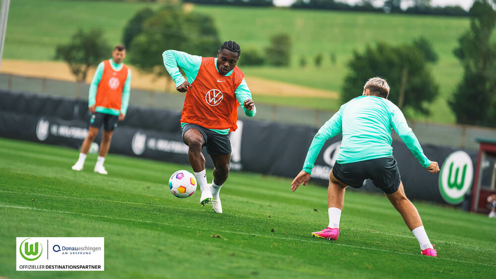 VfL Wolfsburg Spieler Baku und Wind im Zweikampf um den Ball im Trainingsmatch in Donaueschingen.