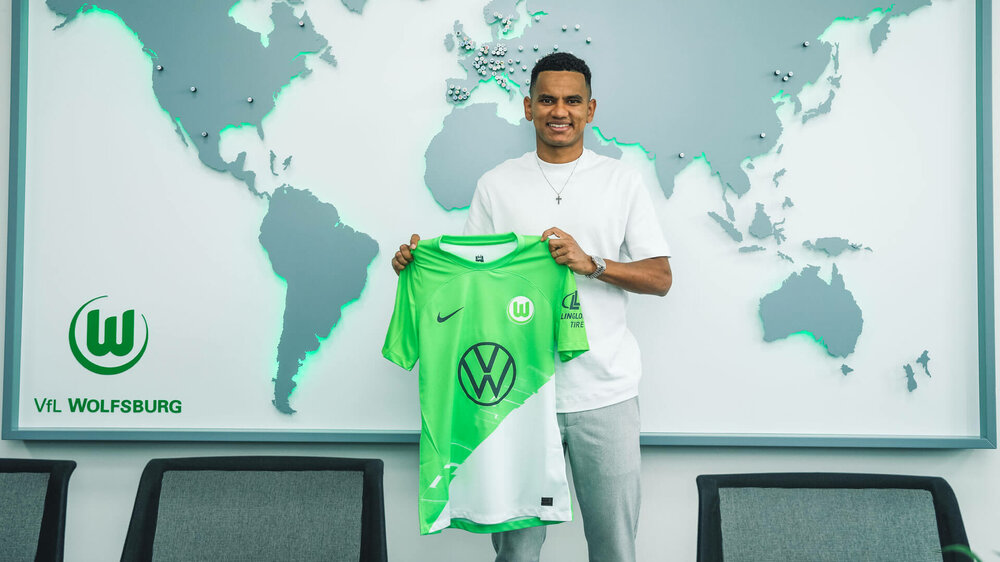 Der VfL-Wolfsburg-Spieler Rogerio hält sein Trikot in den Händen.