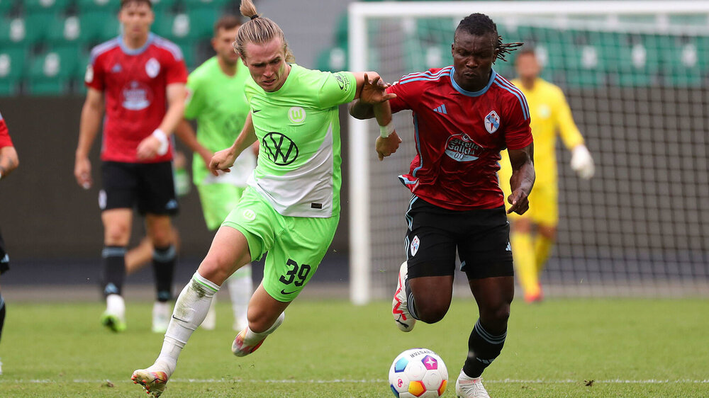 Der VfL-Wolfsburg-Spieler Patrick Wimmer im Zweikampf.