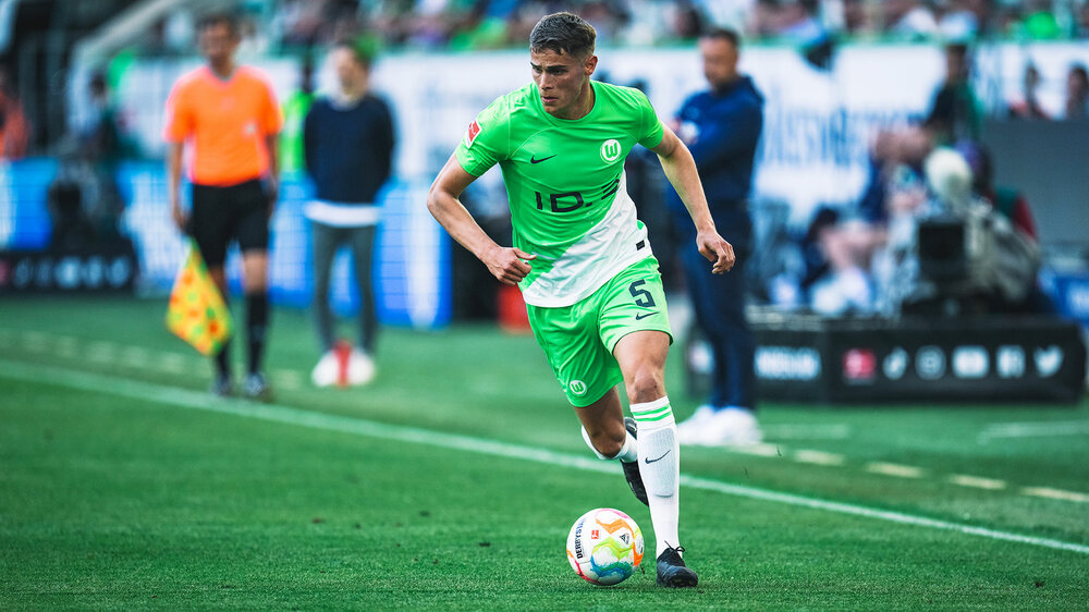 Der ehemalige VfL-Wolfsburg-Spieler Micky van de Ven läuft im Spiel mit dem Ball.