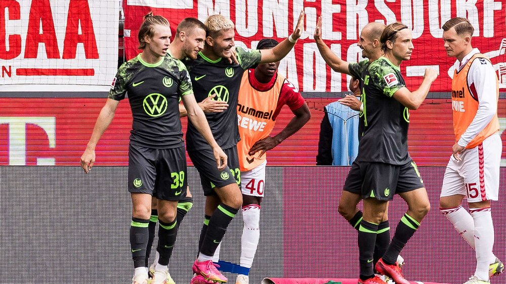 VfL-Wolfsburg-Spieler freuen sich über Jonas Wind Treffer gegen Köln.