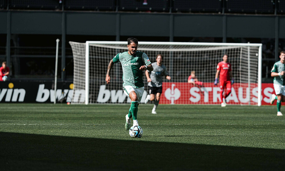 Leonardo Bittencourt dribbling with the ball in the cup match against Viktoria Köln.