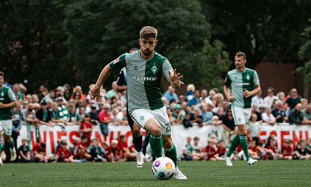 Romano Schmid dribbling with the ball in a friendly.