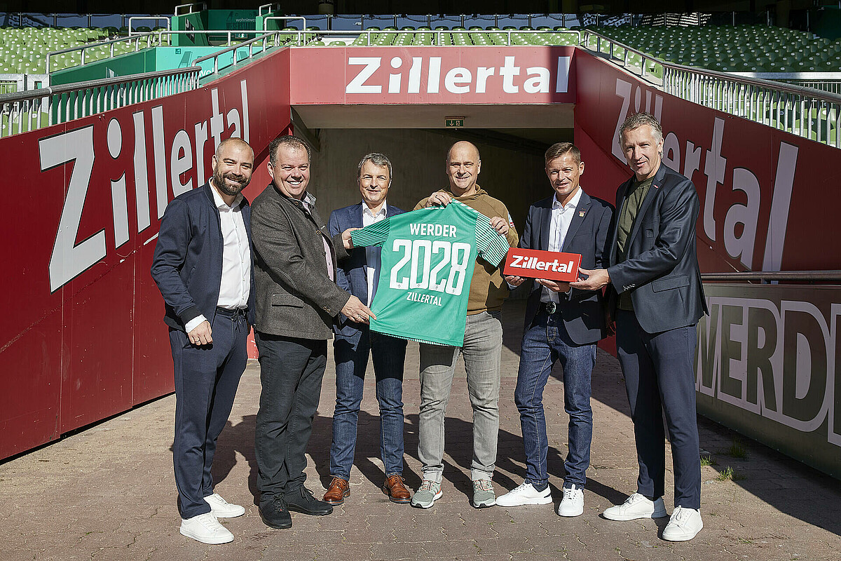 Christian Rauhut, representative for the Zillertal tourism board, Klaus Filbry and Frank Baumann hold aloft a shirt with 2028 printed on it