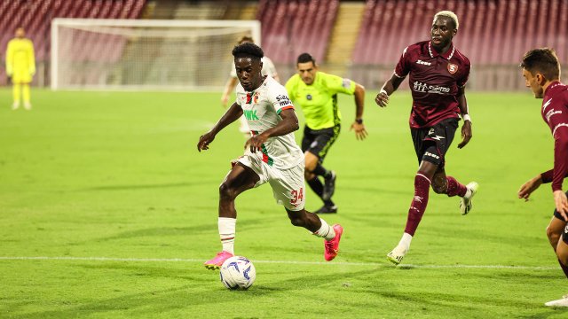 Nathanael Mbuku beim Torabschluss in Salerno