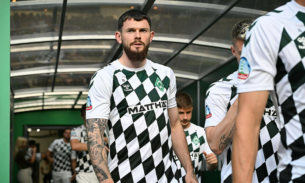 Oliver Burke wearing SVW's warm-up shirt in the tunnel