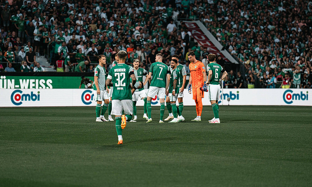 Marco Friedl running to the huddle prior to the match against Bayern.