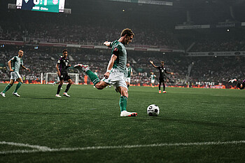 Jens Stage puts in a cross against FC Bayern.