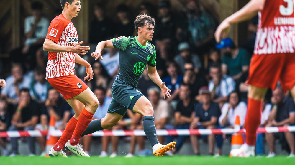 VfL-Wolfsburg-Spieler Lukas Ambros, der zu dem SC Freiburg II ausgeliehen ist, läuft im Spiel mit dem Ball.