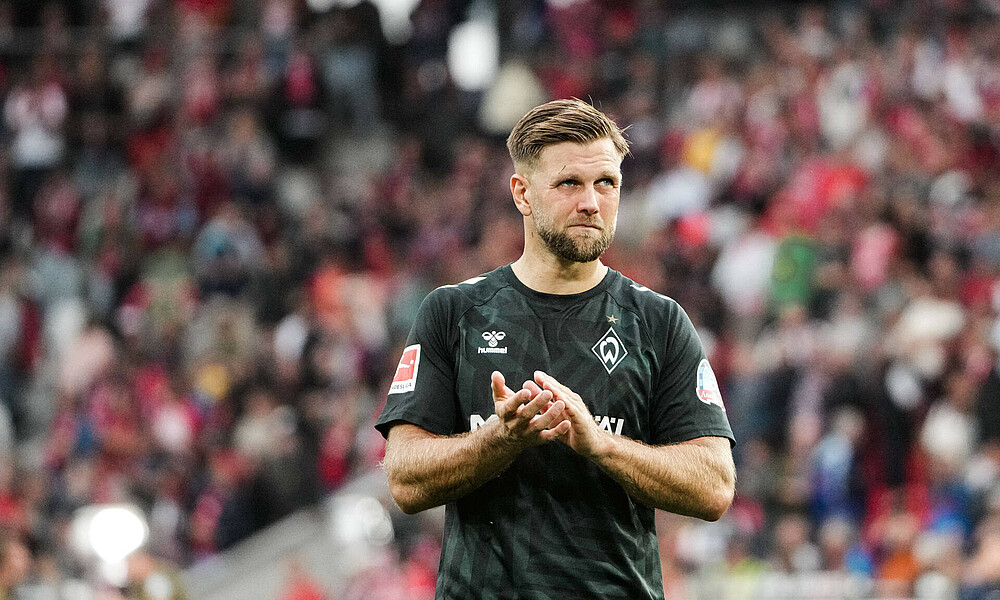 Niclas Füllkrug applauding.