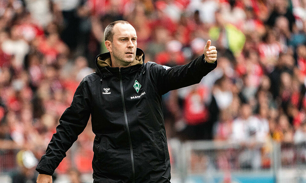 Ole Werner giving a thumbs up gesture on the sidelines.