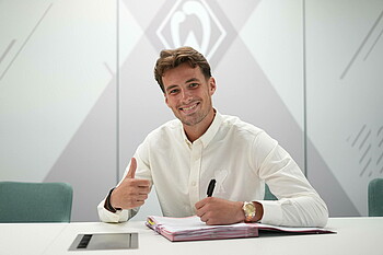 Olivier Deman giving the thumbs up while holding a pen.