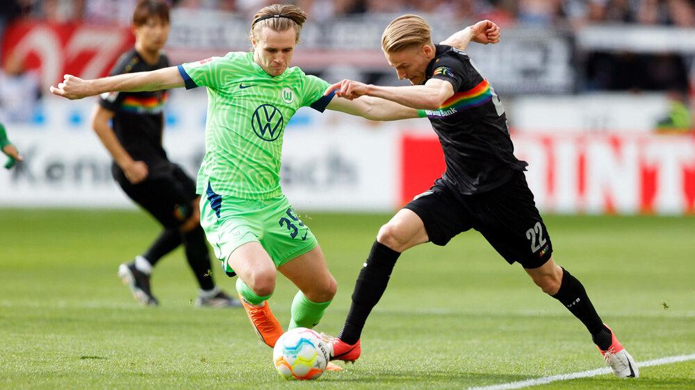 Der VfL-Wolfsburg-Spieler Patrick Wimmer im Zweikampf um den Ball.