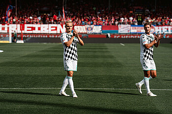 Amos Pieper and Niklas Stark clapping.