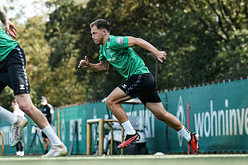 Senne Lynen sprinting on the pitch.