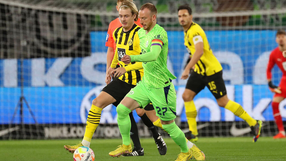 Der VfL-Wolfsburg-Spieler Maximilian Arnold im Zweikampf um den Ball.