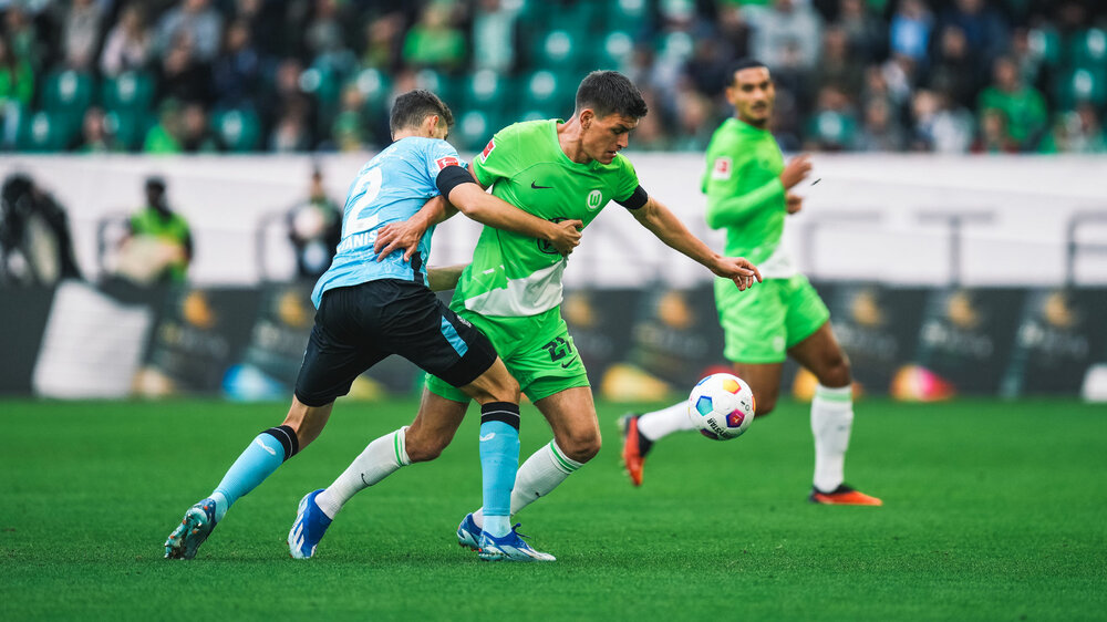 VfL-Wolfsburg-Spieler Maehle bei einem Zweikampf im Spiel gegen Bayer 04 Leverkusen.