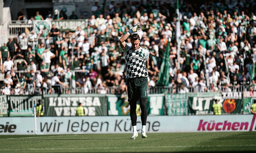 Jiri Pavlenka warming up before the match against Darmstadt.