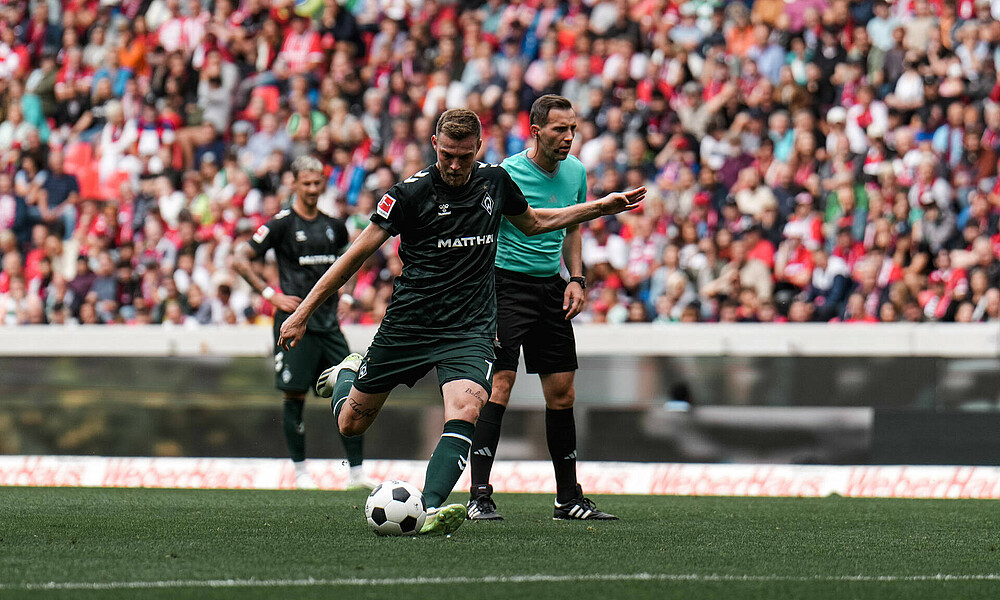 Marvin Ducksch taking a free kick against Freiburg.