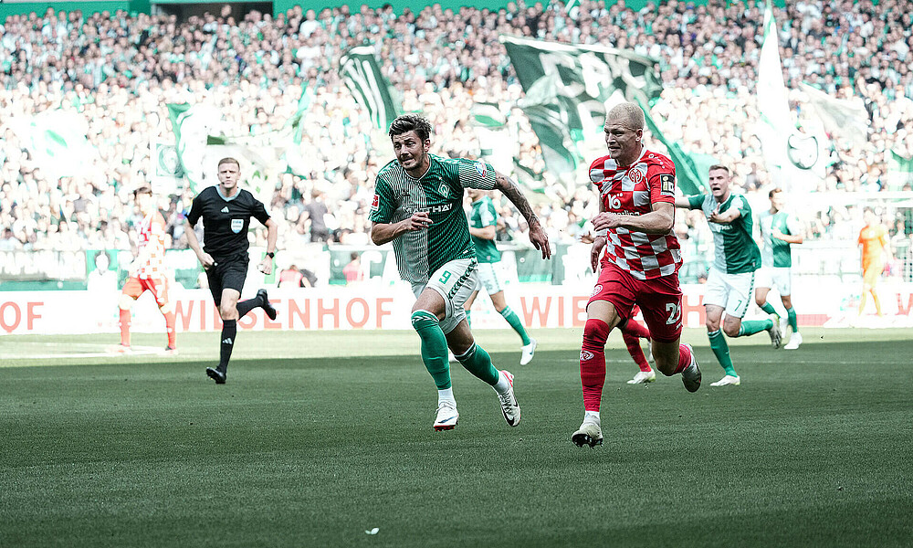 Dawid Kownacki in a race against Mainz defender.