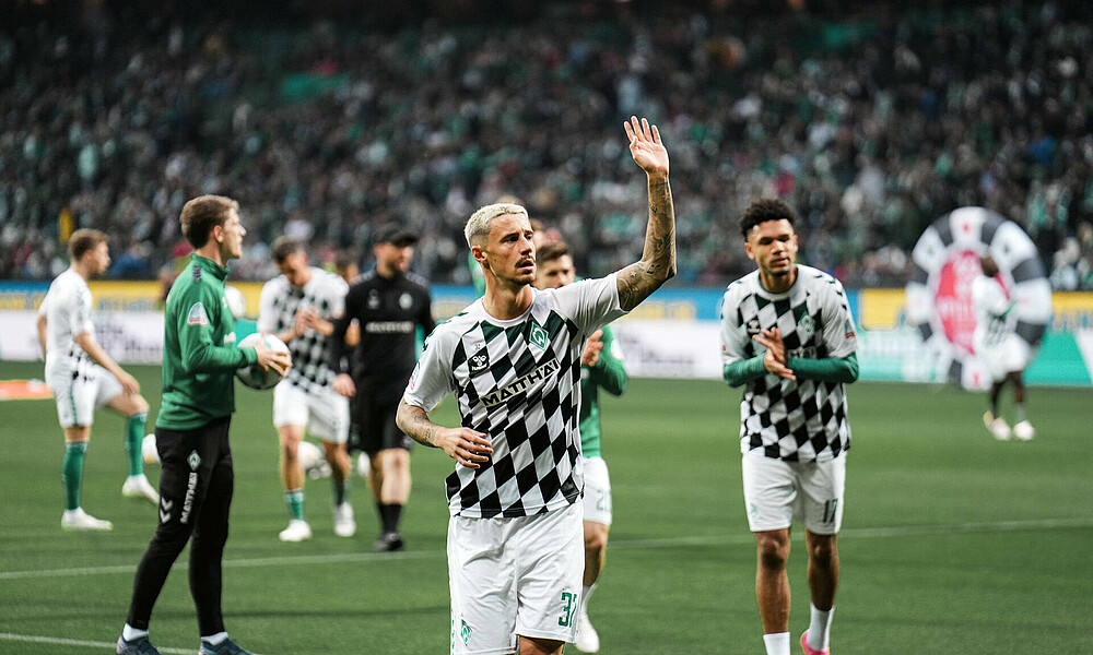 Marco Friedl waves to the Ostkurve.