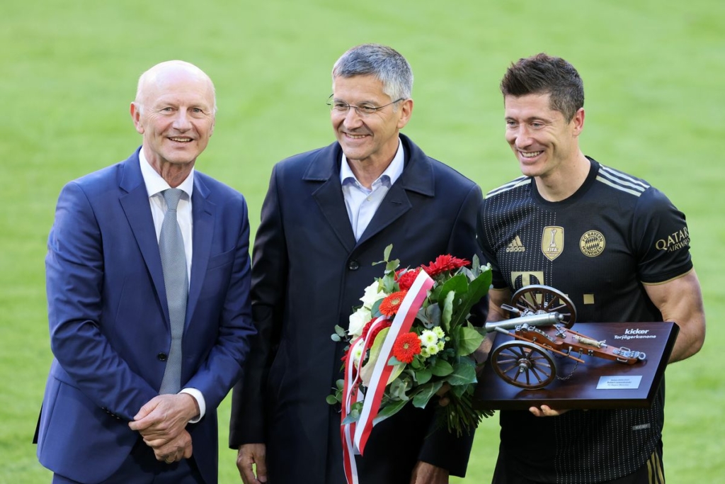 FC Bayern Muenchen v FC Augsburg - Bundesliga