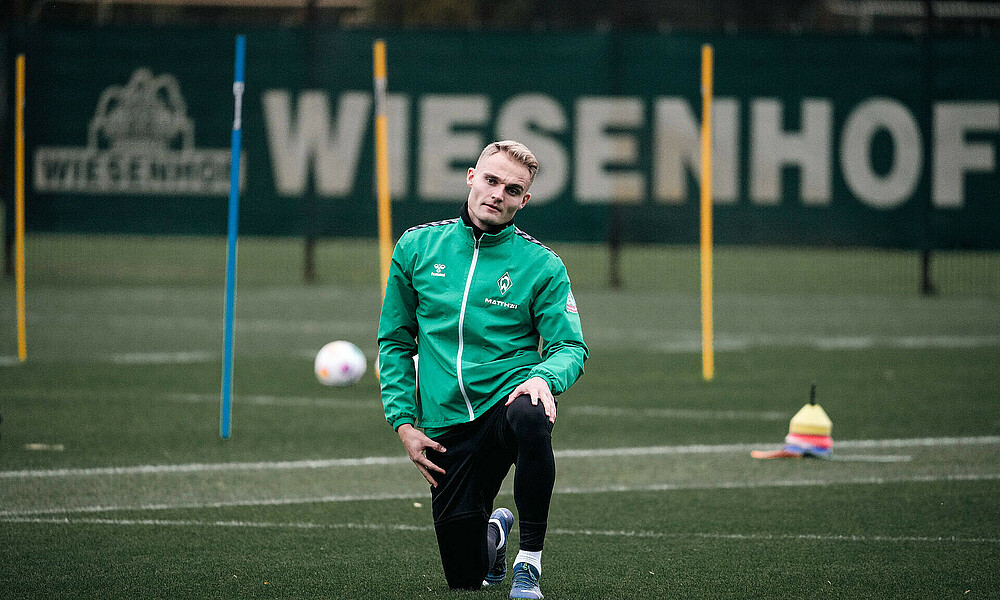 Amos Pieper kneeling down at training.