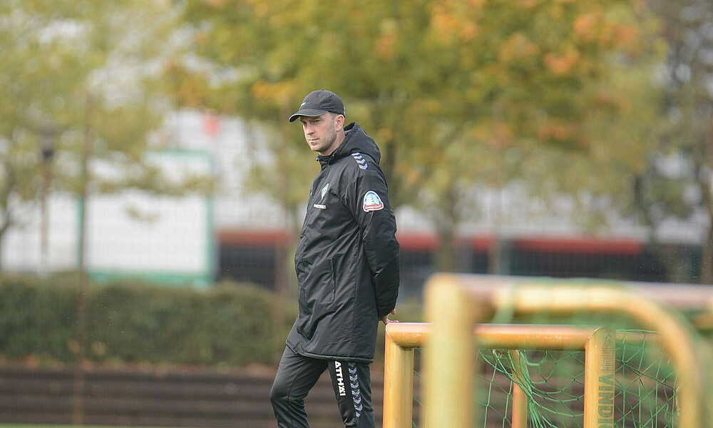 Head Coach Ole Werner on the training pitch.