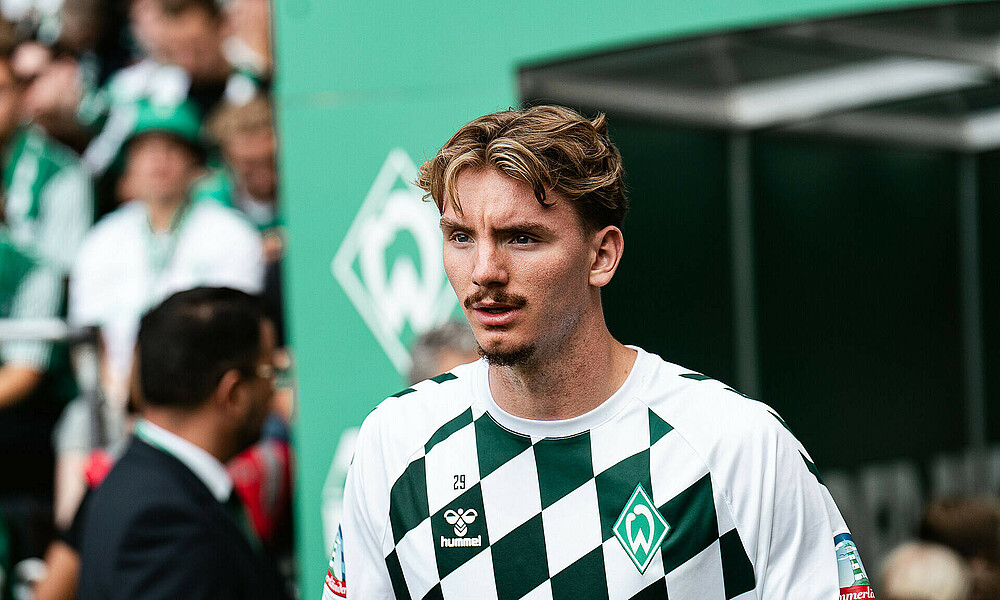 Nick Woltemade warming up prior to the match against Mainz 05.