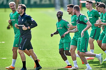 Keïta und Veljkovic jogging at training.