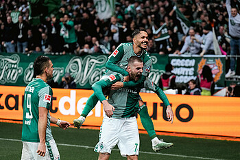 Marvin Ducksch and Leonardo Bittencourt celebrate a goal.