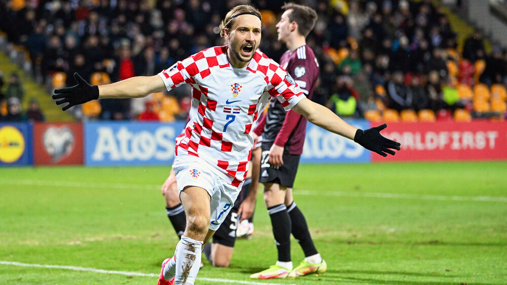 VfL-Wolfsburg-Spieler Lovro Majer jubelt im Trikot der kroatischen Nationalmannschaft nach einem Tor bei der EM-Qualifikation.