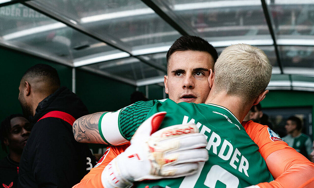 Michael Zetterer embraces Marco Friedl in the tunnel.