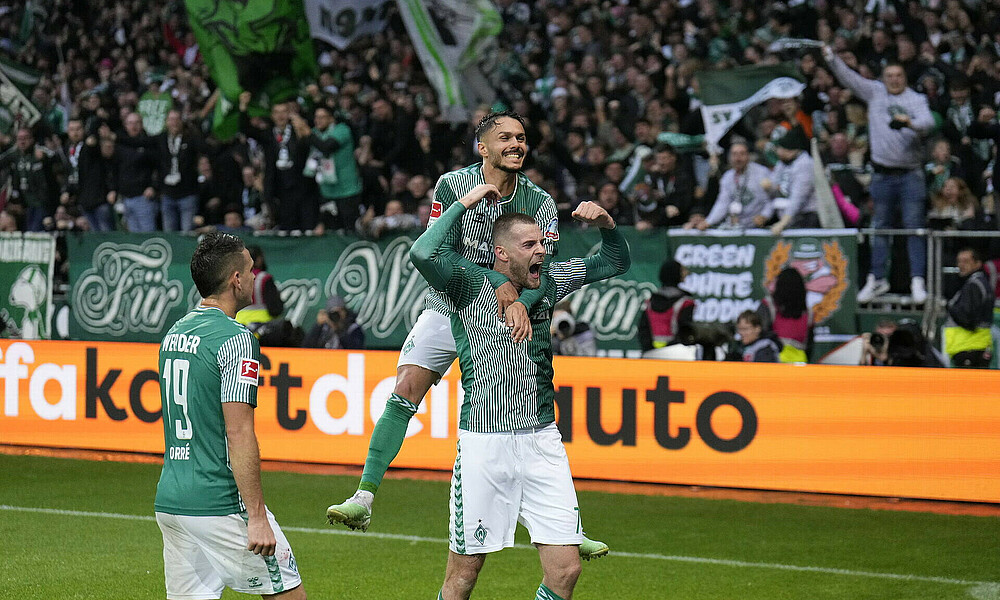 Marvin Ducksch celebrates the second goal with Leonardo Bittencourt.