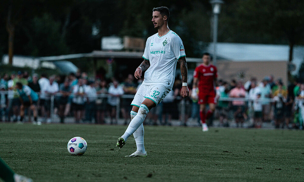 Marco Friedl on the ball in the friendly against Gladbach