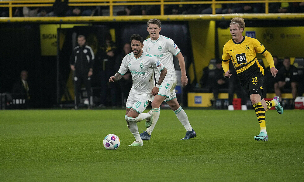 Leonardo Bittencourt dribbles with the ball.