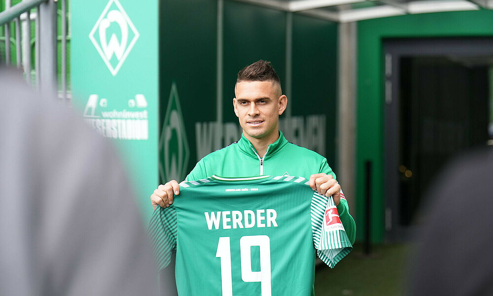 Rafael Borré with his shirt in front of the tunnel.