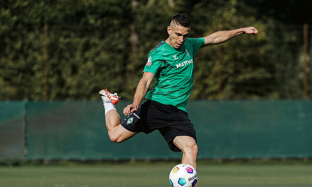 Rafael Borré shooting in training.