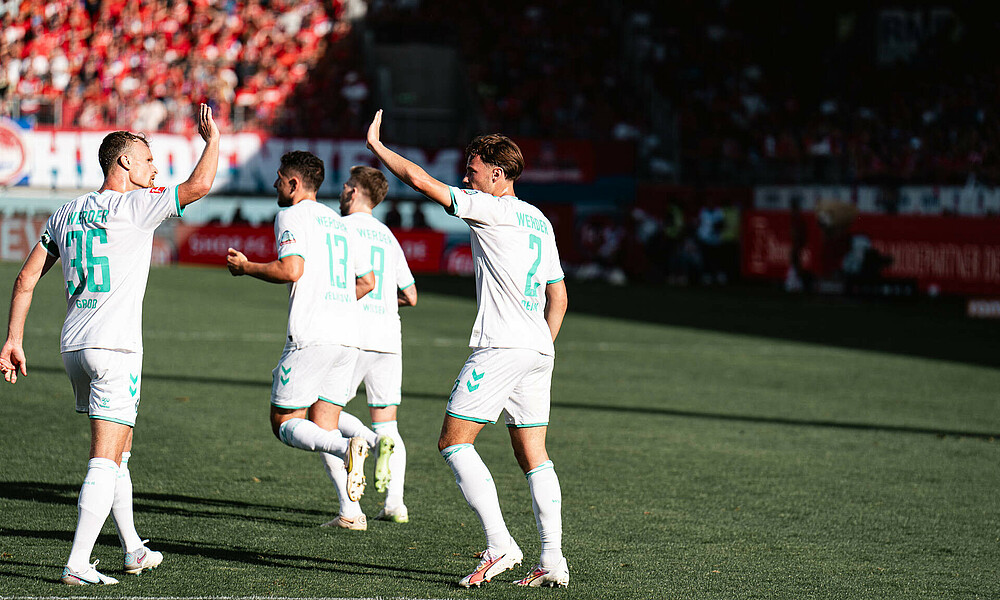 Christian Groß and Olivier Deman high five.