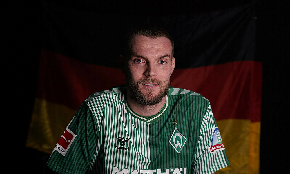 Marvin Ducksch in front of a German flag.