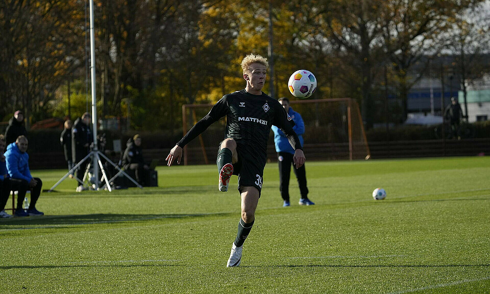 Leon Opitz takes the ball out of the air during the friendly against Rostock.